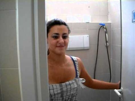 Mia zia tettona che fa il bagno sotto la doccia .
